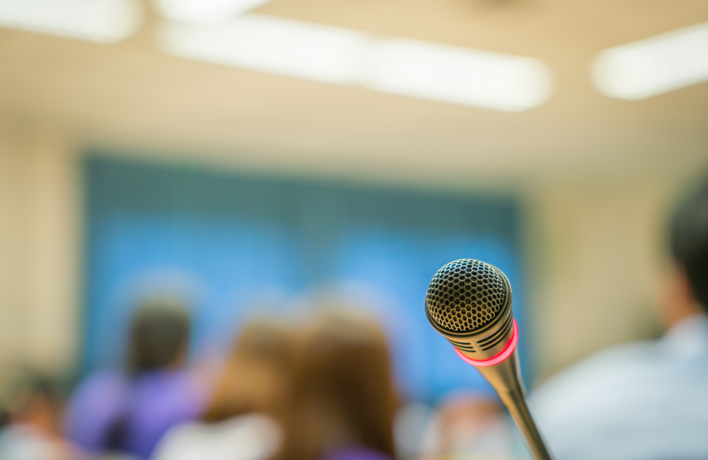 Cum să îți dezvolți abilitățile de vorbire în public cu un curs de public speaking