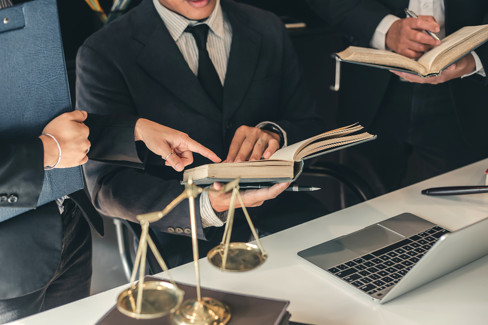 De ce ai nevoie de un avocat specializat în drept comercial? Importanța și beneficiile colaborării