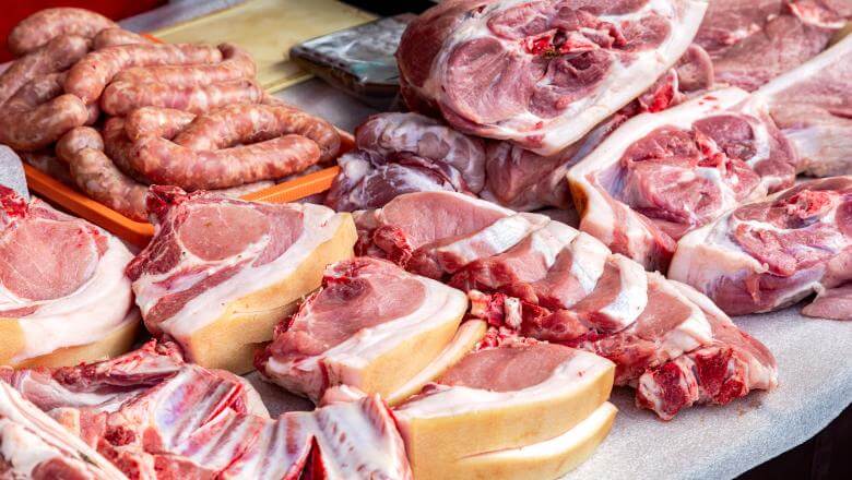 Carnea de porc a fost parte integrantă a dietei umane de secole, fiind consumată într-o varietate de forme și preparate. De la tradiționala șuncă până la preparatele gourmet, carnea de porc este apreciată pentru gustul său și versatilitatea în bucătărie. Totuși, în ultimele decenii, au apărut controverse privind efectele sale asupra sănătății. Acest articol va explora rolul carnii de porc în alimentație, avantajele și riscurile asociate consumului său și va oferi recomandări pentru un consum echilibrat. Importanța proteinelor în dieta noastră Proteinele sunt macronutrienți esențiali pentru funcționarea corectă a organismului. Acestea contribuie la construirea și repararea țesuturilor, la producția de enzime și hormoni, și sunt o sursă principală de energie. Carnea de porc, alături de alte surse de proteine animale, este cunoscută pentru conținutul său ridicat de proteine de înaltă calitate, care conțin toți aminoacizii esențiali necesari organismului uman. Beneficiile nutriționale ale cărnii de porc Carnea de porc este o sursă bogată de proteine și furnizează o varietate de vitamine și minerale esențiale. Printre acestea se numără vitaminele B, în special B12, B6 și niacina, care sunt importante pentru metabolismul energetic și funcționarea sistemului nervos. De asemenea, carnea de porc conține minerale precum zincul, necesar pentru funcția imunitară, și fierul, care ajută la prevenirea anemiei. Componentele esențiale ale cărnii de porc Carnea de porc oferă, de asemenea, o sursă excelentă de creatină, o substanță importantă pentru dezvoltarea și menținerea masei musculare. Creatina ajută la îmbunătățirea performanței fizice și a recuperării după exerciții intense, fiind deosebit de benefică pentru sportivi și persoane active. Riscurile asociate consumului de carne de porc În ciuda beneficiilor nutriționale, consumul excesiv de carne de porc poate prezenta riscuri pentru sănătate. Carnea de porc procesată, cum ar fi baconul și cârnații, este adesea bogată în grăsimi saturate și sodiu, factori asociați cu riscuri crescute de boli cardiovasculare și hipertensiune arterială. De asemenea, consumul frecvent de carne roșie și procesată a fost legat de un risc mai mare de cancer colorectal. Grăsimile saturate și colesterolul Carnea de porc conține grăsimi saturate care, atunci când sunt consumate în cantități mari, pot contribui la creșterea nivelului de colesterol LDL (colesterolul „rău”) din sânge. Acest lucru poate duce la formarea plăcilor aterosclerotice în artere, crescând riscul de afecțiuni cardiovasculare. Prin urmare, este important să alegem tăieturi de carne de porc cu un conținut scăzut de grăsimi și să adoptăm metode de gătire sănătoase, cum ar fi coacerea sau grătarul. Recomandări pentru un consum echilibrat Pentru a beneficia de avantajele nutriționale ale cărnii de porc fără a expune organismul la riscuri excesive, este esențial să respectăm câteva principii fundamentale. Consumul moderat și variat de carne de porc, combinat cu o dietă echilibrată bogată în legume, fructe și cereale integrale, poate contribui la menținerea unei stări de sănătate optime. Alegerea tăieturilor slabe și metodele de gătire Optarea pentru tăieturi slabe, cum ar fi fileul de porc sau mușchiul, și îndepărtarea grăsimii vizibile poate reduce aportul de grăsimi saturate. De asemenea, metodele de gătire care nu necesită adăugarea de grăsimi suplimentare, cum ar fi coacerea sau fiertul, sunt mai recomandate decât prăjirea în ulei. Adăugarea de ierburi și condimente în locul sării poate contribui la îmbunătățirea gustului fără a compromite sănătatea. Alternativa proteică: carne de porc versus alte surse Comparativ cu alte surse de proteine, carnea de porc are avantajul unui profil nutrițional bogat, dar și dezavantaje potențiale. Alte surse de proteine, cum ar fi peștele, carnea de pui sau leguminoasele, oferă beneficii similare în ceea ce privește proteinele și vitaminele, dar cu un risc mai mic de grăsimi saturate și sodiu. Integrarea unei varietăți de surse proteice în dietă poate asigura un echilibru nutrițional optim. Concluzie Carnea de porc poate fi o sursă valoroasă de proteine și nutrienți esențiali atunci când este consumată cu moderație și în cadrul unei diete echilibrate. Deși există riscuri asociate cu consumul excesiv și cu preparatele procesate, respectarea unor principii de alegere a tăieturilor slabe și a metodelor de gătire sănătoase poate contribui la minimizarea acestor riscuri. În final, un consum variat și echilibrat este cheia pentru menținerea unei stări de sănătate optime, profitând de beneficiile nutritive ale cărnii de porc fără a expune organismul la riscuri suplimentare.