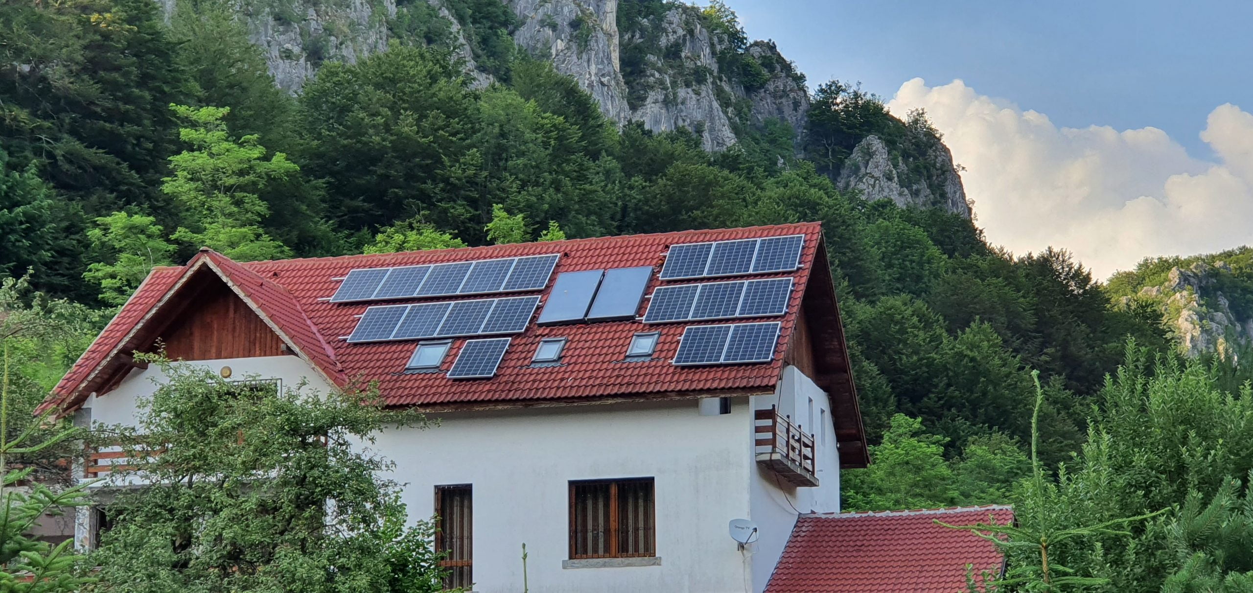 Cum să alegi invertoare solare eficiente pentru o casă ecologică