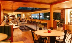 Interior de restaurant cu clienți, relevant pentru reputația online în Horeca
