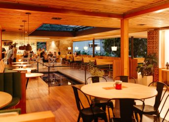 Interior de restaurant cu clienți, relevant pentru reputația online în Horeca