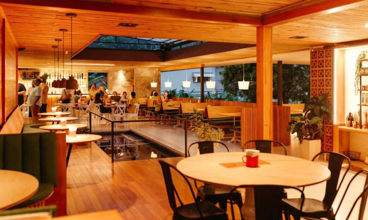 Interior de restaurant cu clienți, relevant pentru reputația online în Horeca